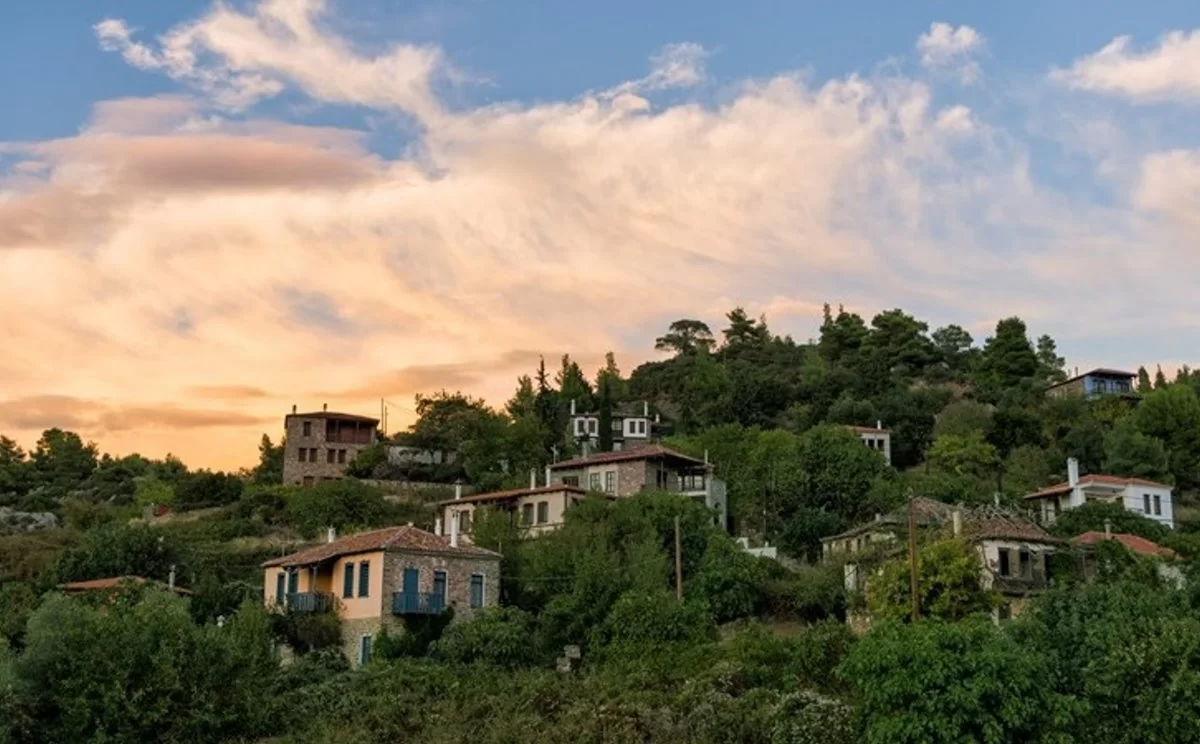 Παρθενώνας χωριό Χαλκιδικής μέσα στο πράσινο