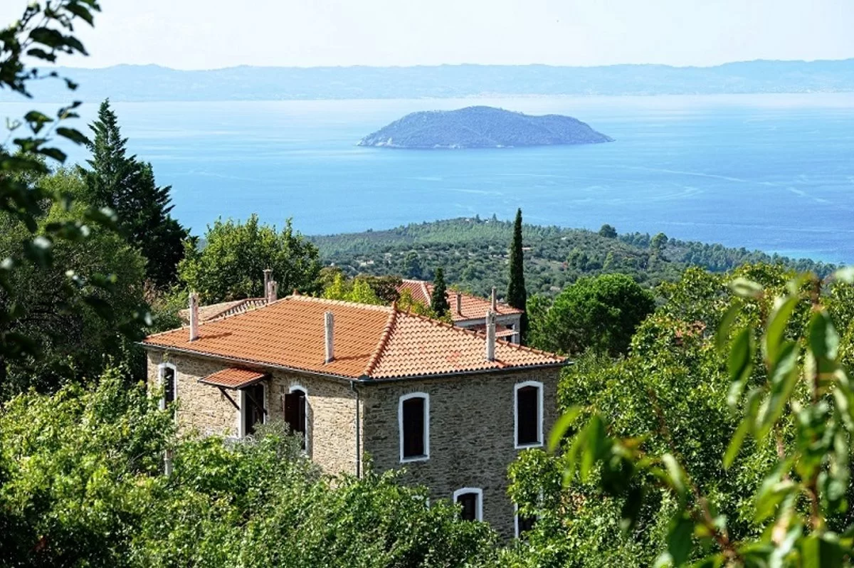 Παρθενώνας χωριό Χαλκιδικής με υπέροχη θέα στη θάλασσα