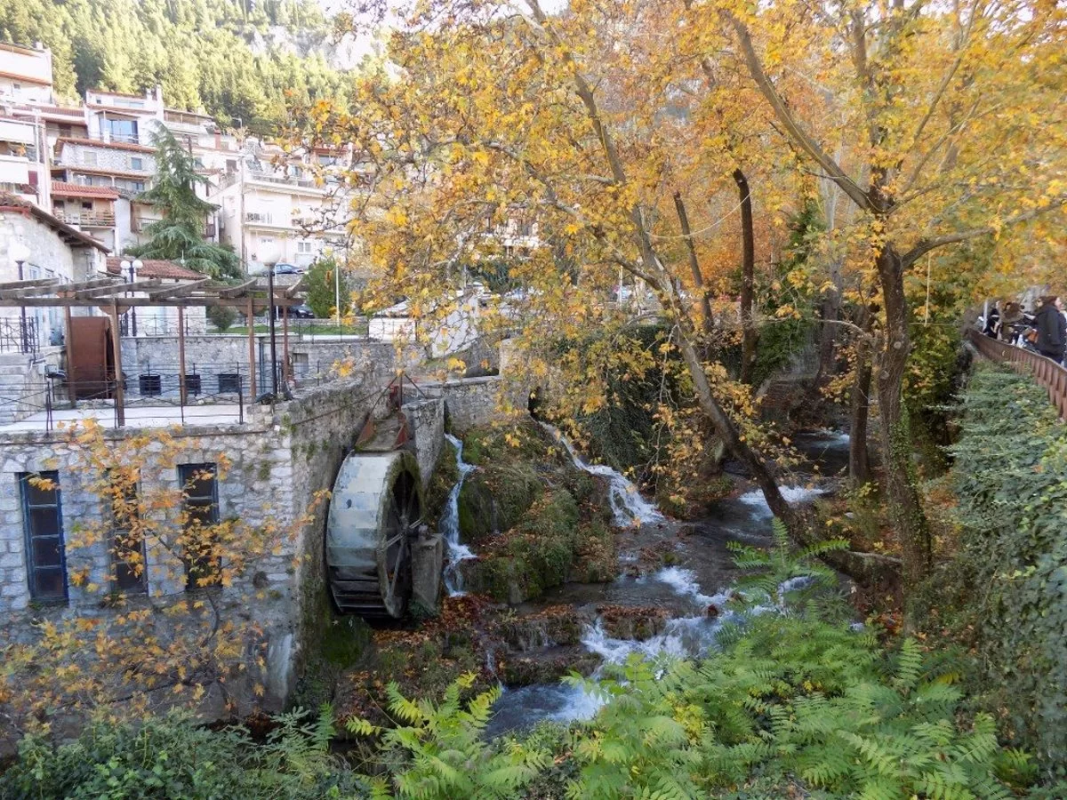 Πηγές Κρύας Λειβαδιά μονοήμερη από Αθήνα με νερόμυλο και ποτάμι