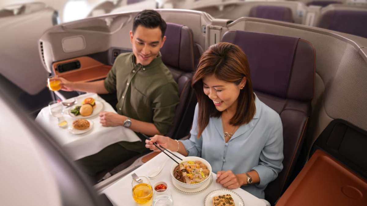 Pop-up εστιατόριο μέσα σε jumbo από την Singapore Airlines με τους επιβάτες να απολαμβάνουν το γεύμα τους