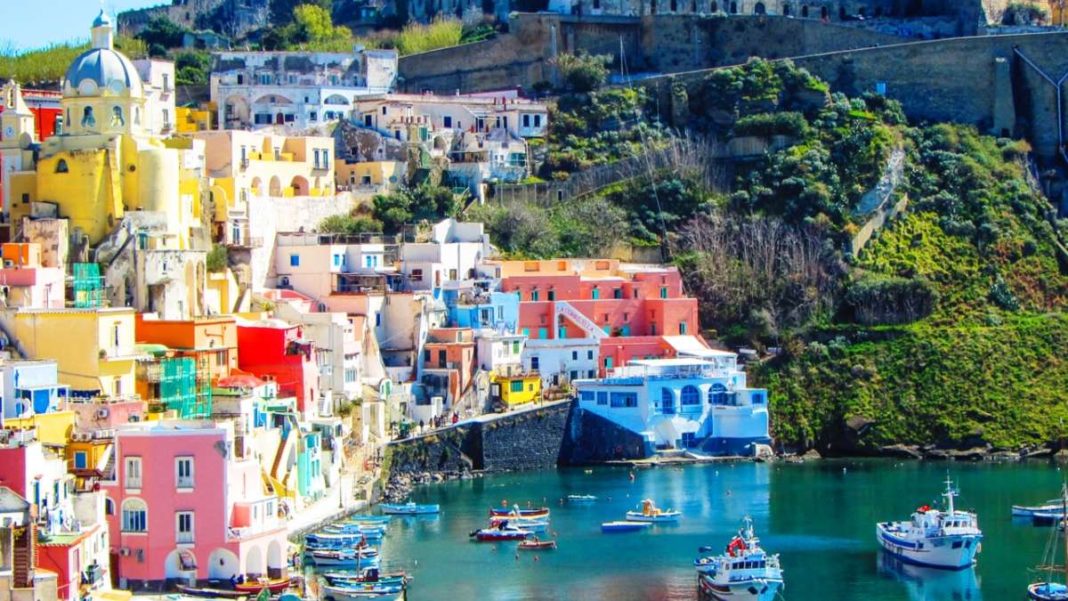 procida-italiko-nisi-kontino-limani(1) Procida πολύχρωμο ιταλικό νησί κοντινό σε λιμάνι