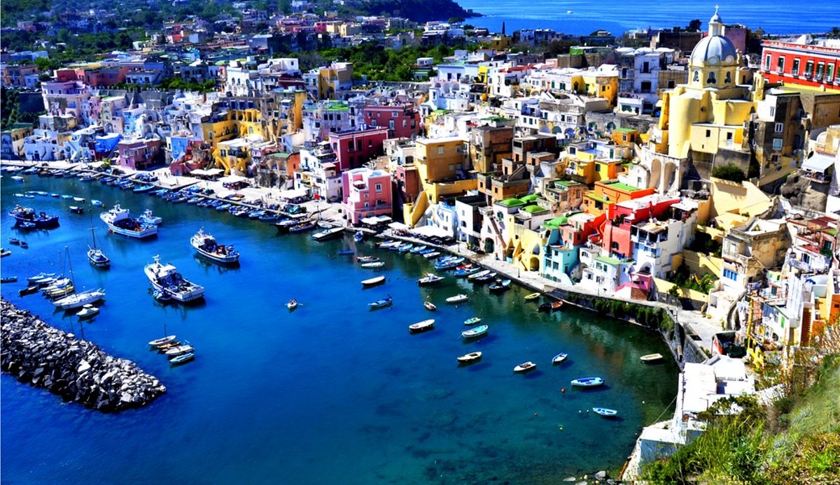 Procida πολύχρωμο ιταλικό νησί πανοραμική του χωριού