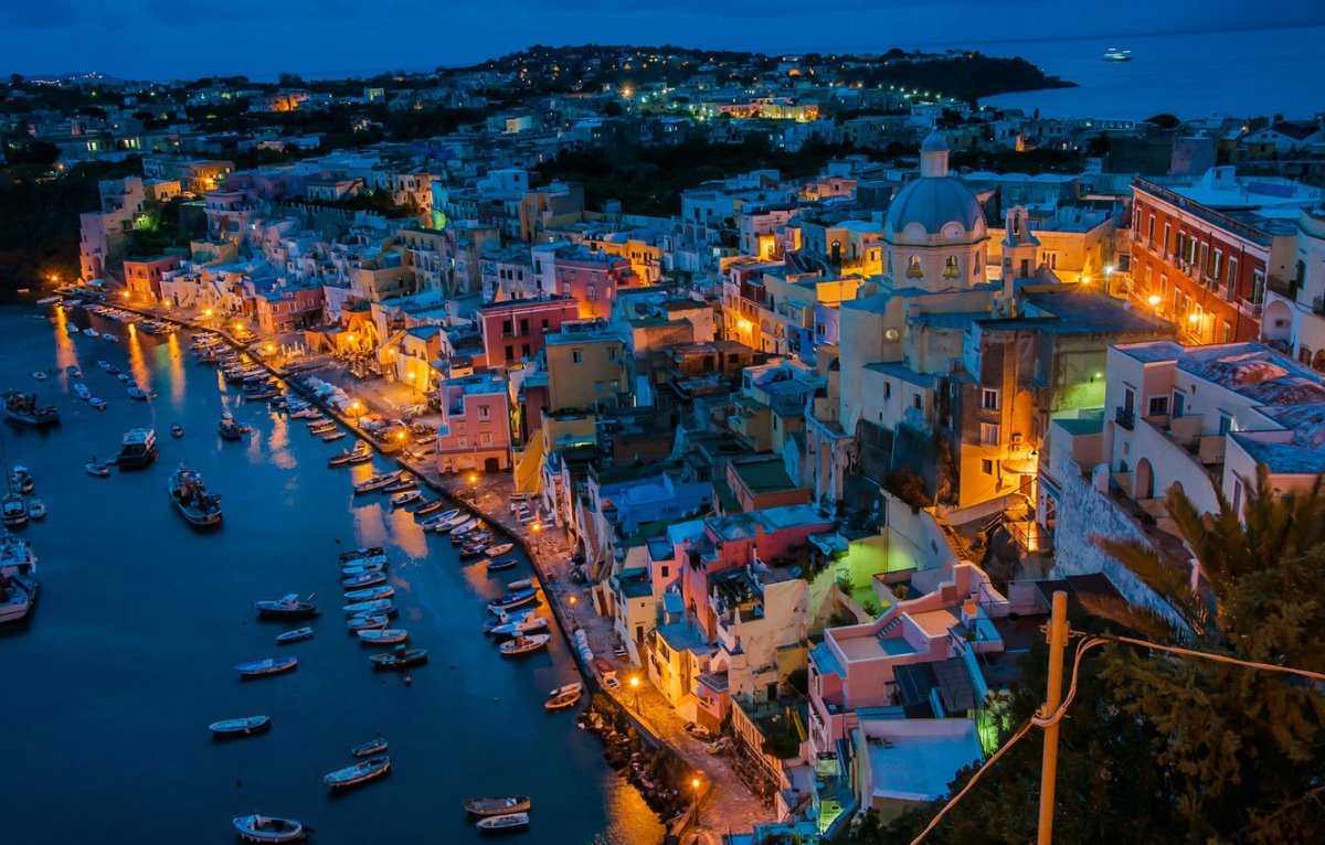 Procida πολύχρωμο ιταλικό νησί φωτισμένο τη νύχτα από ψηλά