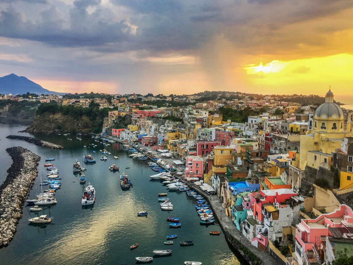 Procida πολύχρωμο ιταλικό νησί πανοραμική το ηλιοβασίλεμα στη Χώρα