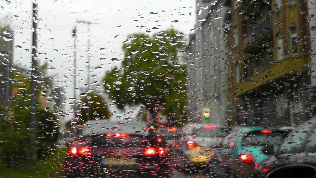 rain-car-fwta βροχερή μέρα αυτοκίνητο με φώτα αναμένα