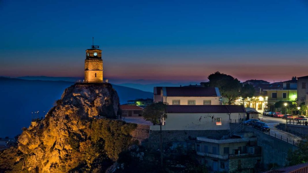 roloi-arachova-panoramiki(1) Ρολόι σε Πύργο Αράχωβα τη νύχτα