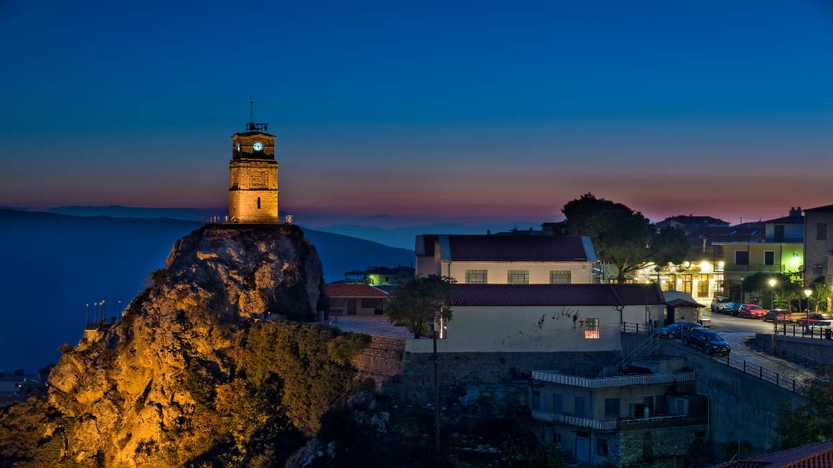 Ρολόι σε Πύργο Αράχωβα τη νύχτα που έχει πληρότητα 80%