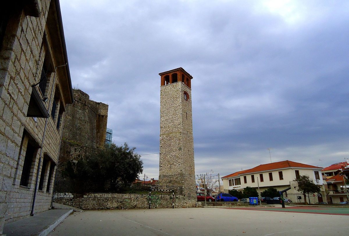 Ρολόι σε πύργο με το big ben της Άρτας να ξεχωρίζει