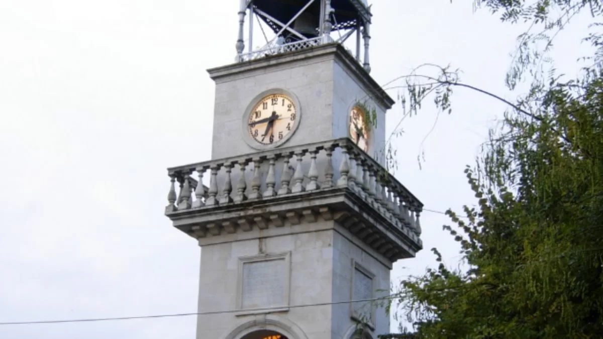 ρολόγια σε πύργο με το Big Ben των Ιωαννίνων