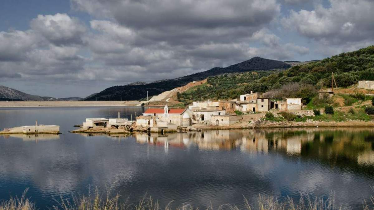 Σφενδύλι χωριό φάντασμα κρήτης μισοβυθισμένο πανοραμική