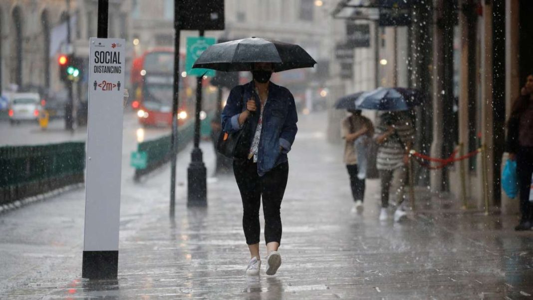 βροχή κέντρο πόλης κοπέλα με ομπρέλα