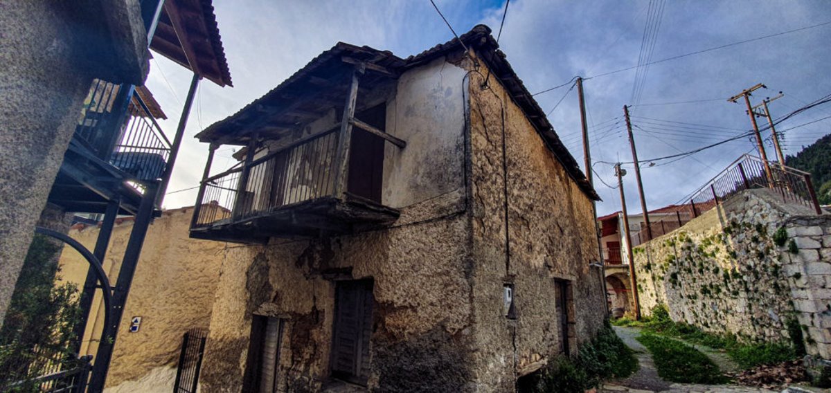 Τζίτζινα χωριό Λακωνίας με υπέροχα πέτρινα σπίτια κατά μήκος του