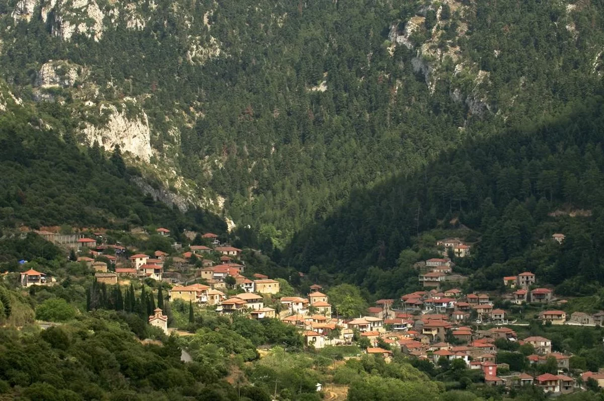 Η πανοραμική θέα από τα Τζίτζινα χωριό Λακωνίας είναι μοναδική