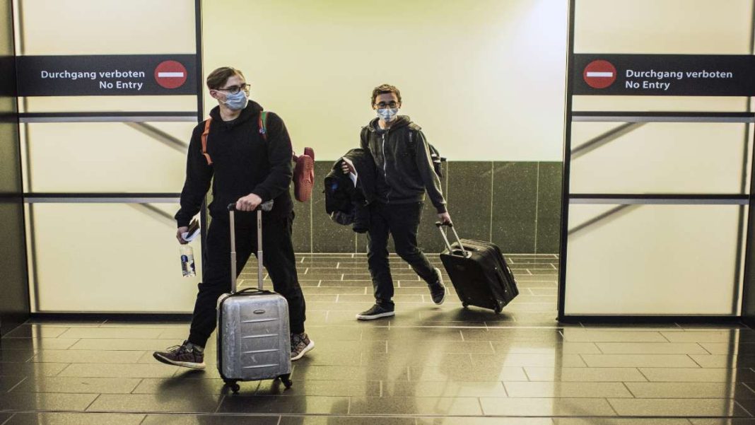 αεροδρόμιο Βιέννης επιβάτες με βαλίτες αφίξεις