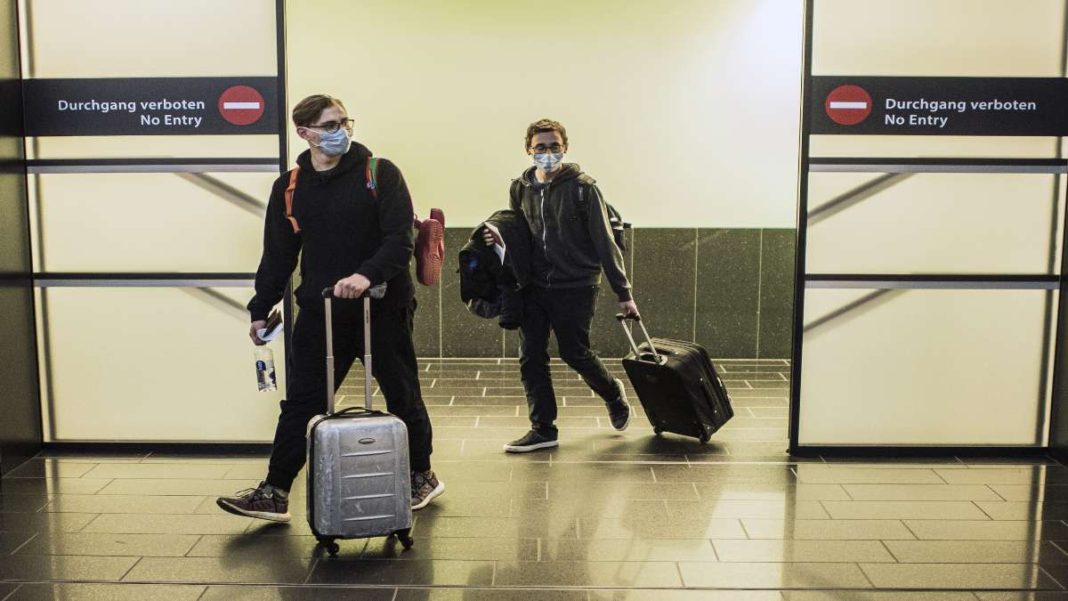 vienna-airport-passengers αεροδρόμιο Βιέννης επιβάτες με βαλίτες αφίξεις
