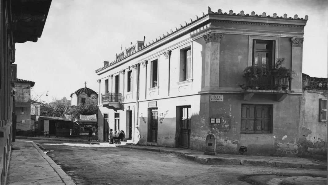 Βρυσάκι γραφική γειτονιά Παλιά Αθήνα μεγάλο σπίτι