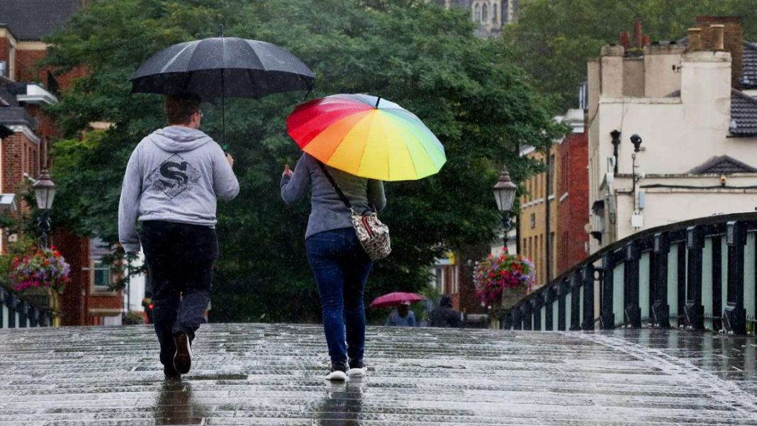 βροχερός καιρός δρόμος ζευγάρι με ομπρέλες