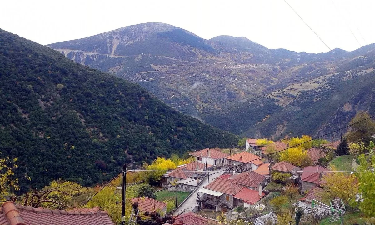 Αράχωβα Ναυπακτίας κοντινό στα πέτρινα σπίτια