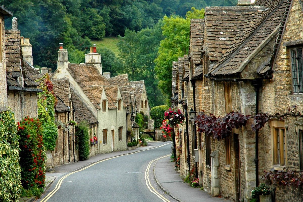 όμορφο σοκάκι στο χωριό cotswolds στην Αγγλία