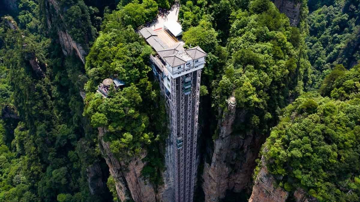 Bailong ασανσέρ στην Κίνα πάνω στα βράχια και στο πράσινο