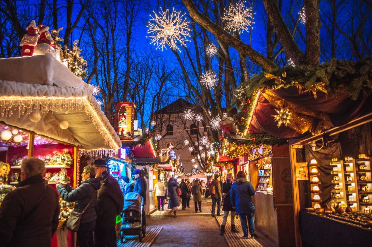 χριστουγεννιάτικες αγορές ανοιχτές στον κόσμο εν μέσω πανδημίας στην Βασιλεία της Ελβετίας