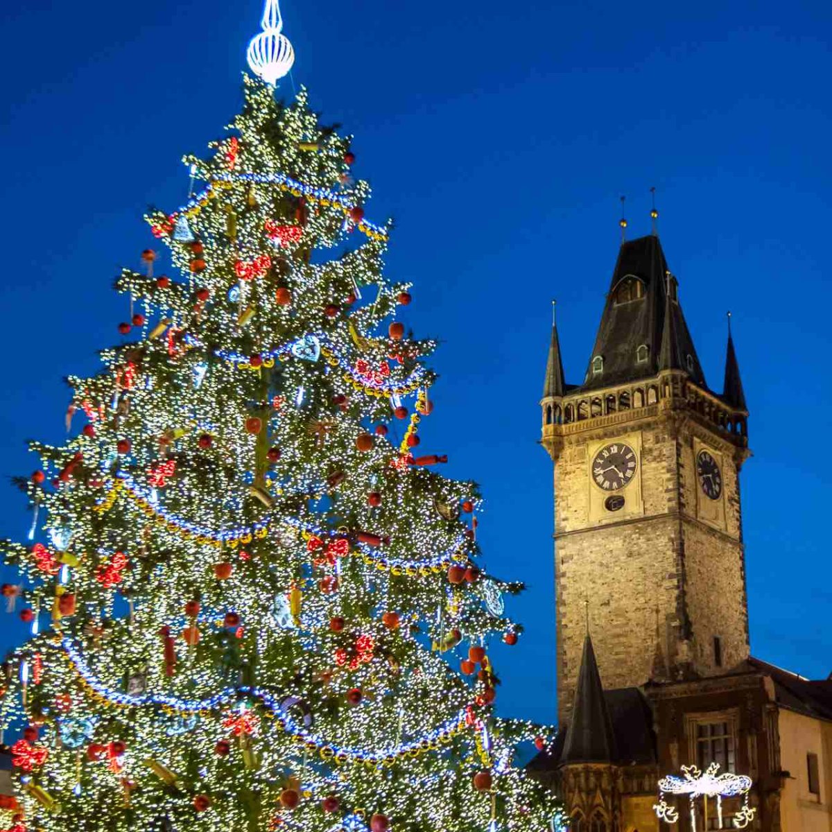 χριστουγεννιάτικες αγορές ανοιχτές στον κόσμο εν μέσω πανδημίας με ωραία δέντρα