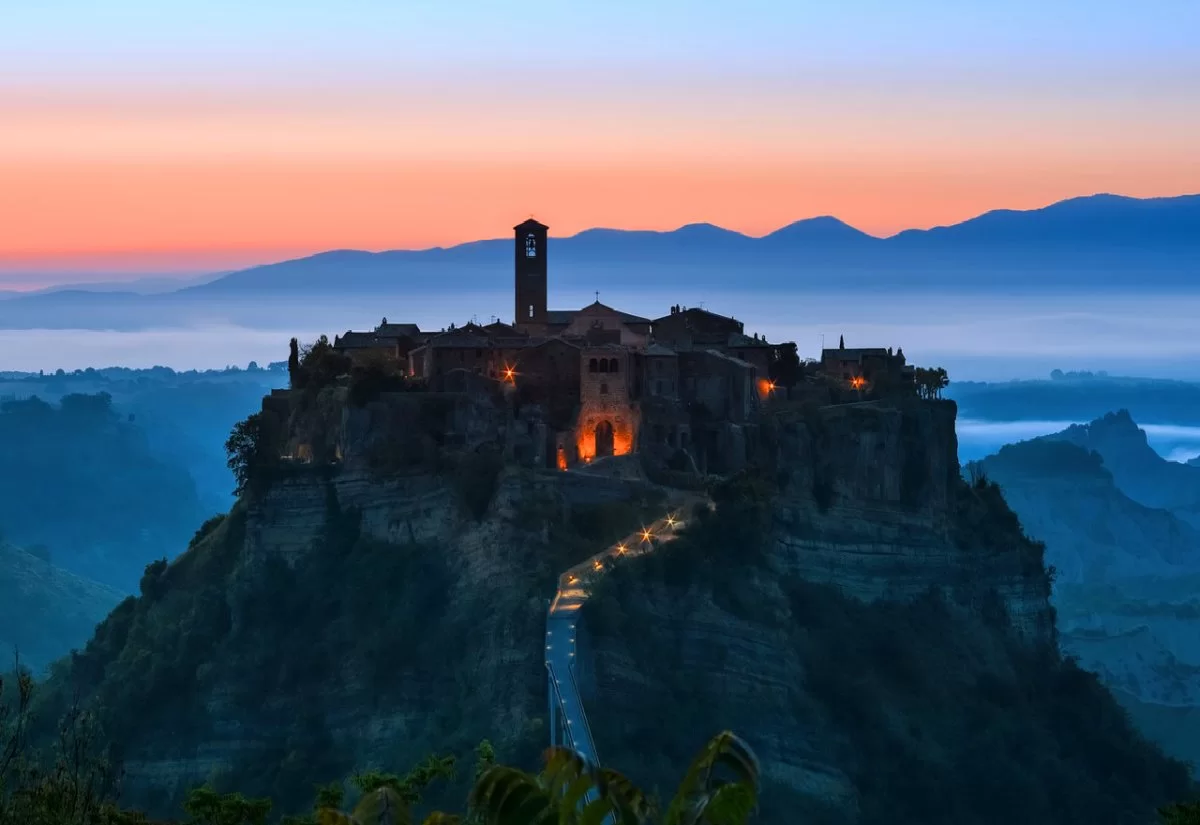 Civita di Bagnoregio χρεώνει είσοδο στην πόλη που είναι όμορφη τη νύχτα