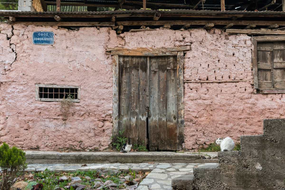 Συνοικία Χάρμαινα, εγκαταλελειμμένο κτήριο