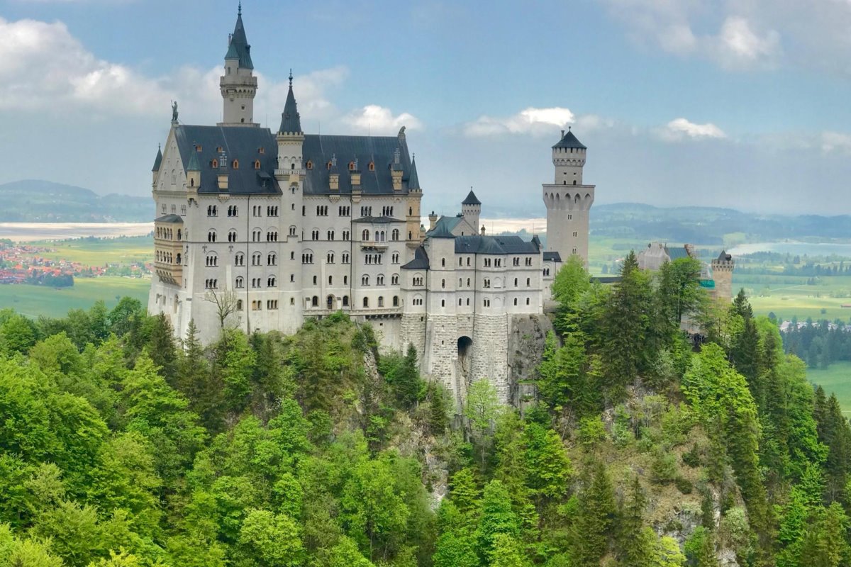 Το κάστρο Neuschwanstein μέσα στη φύση