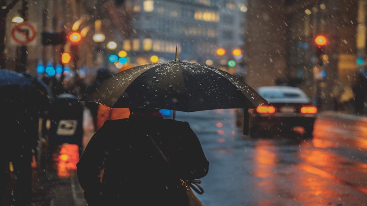 καιρός βροχές κέντρο πόλης με ομπρέλα
