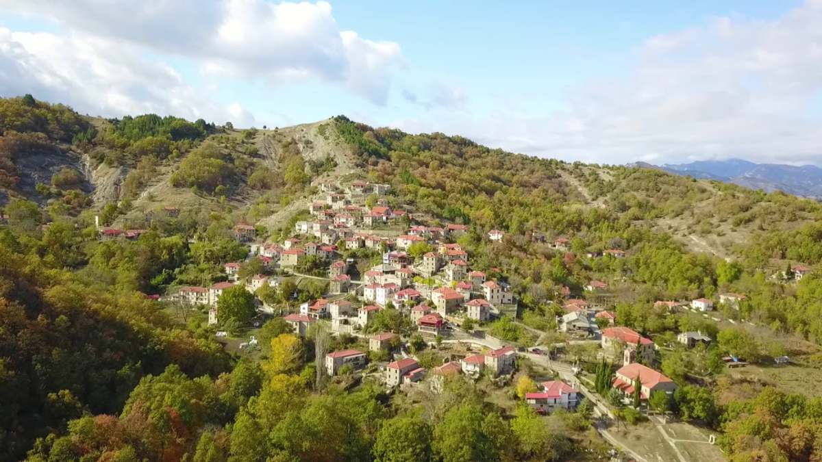 Καλλονή: Το παραδοσιακό ορεινό χωριό των Γρεβενών με τα πετρόχτιστα σπίτια και τα γραφικά σοκάκια