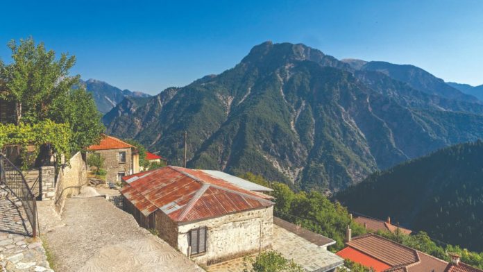 Γνωρίστε την Καστανιά, ένα γραφικό χωριό της Ευρυτανίας που είναι από τα ομορφότερα ορεινά χωριά της Ελλάδας