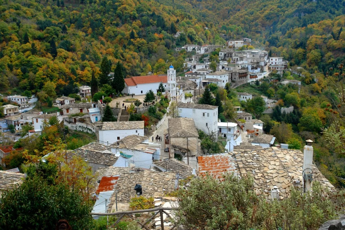 γραφικά χωριά πελοποννήσου με την όμορφη καστάνιτσα μέσα στο πράσινο