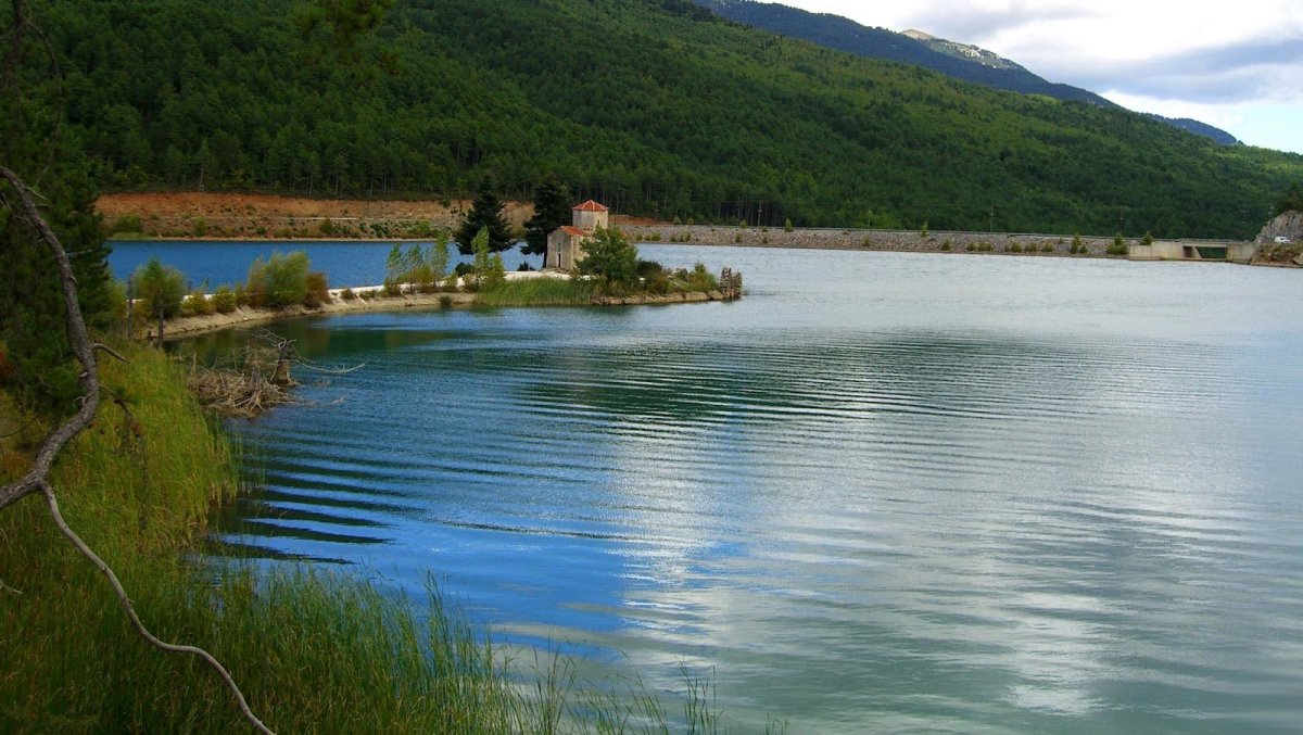 Λίμνη Δόξα με εκκλησάκι στη νησίδα που θυμίζει Ελβετία