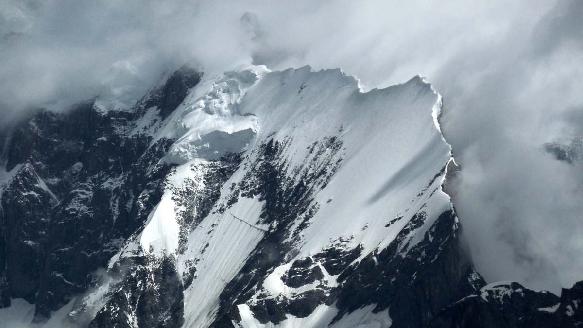 απάτητο βουνό στον κόσμο με χιόνια