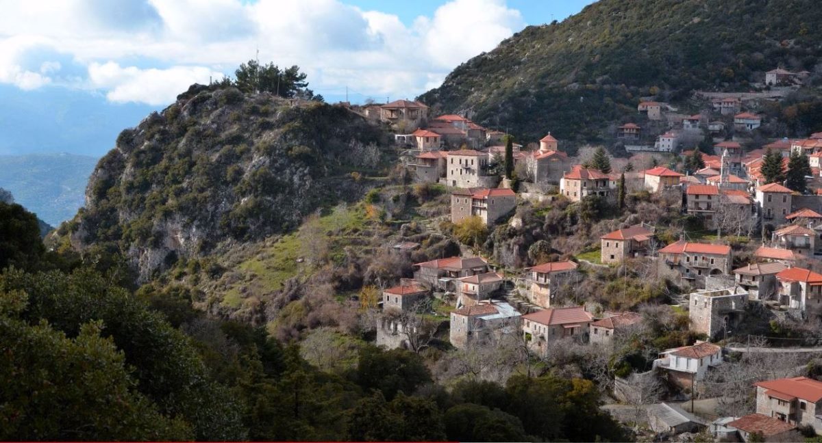 Οικισμός στους πρόποδες του Μαίναλου