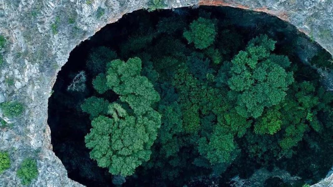 mavri-trypa-manh(1) Μαύρη Τρύπα μέσα σε σπήλαιο στη Μάνη από ψηλά μέσα από ένα βίντεο