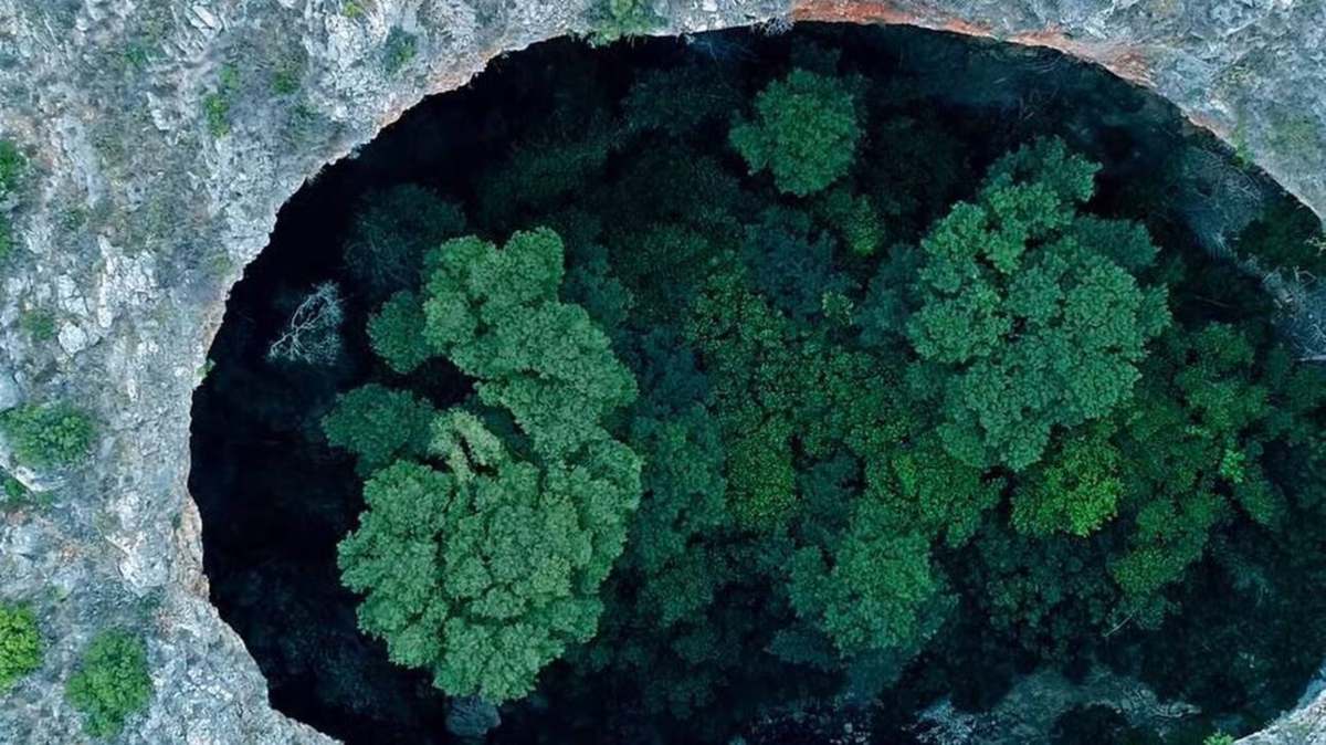 Μαύρη Τρύπα μέσα σε σπήλαιο στη Μάνη από ψηλά μέσα από ένα βίντεο