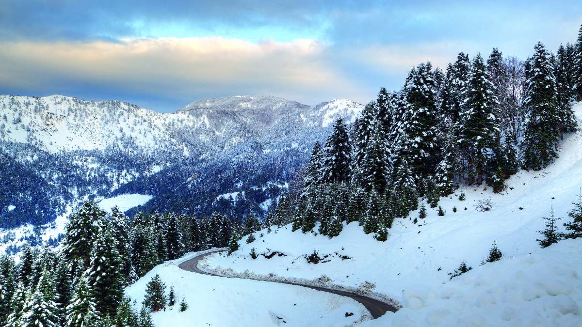 Ορεινή διαδρομή μέσα από το χιονισμένο βουνό, Μέτσοβο