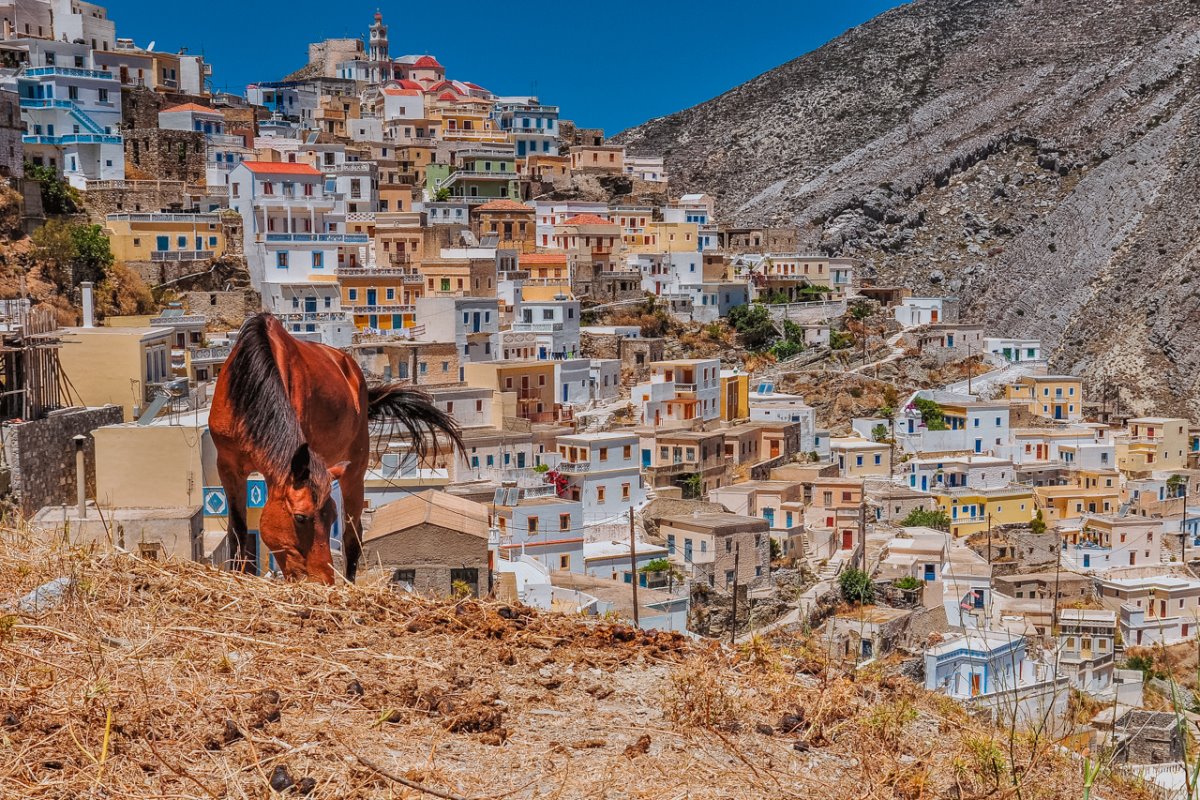 Όλυμπος στην Κάρπαθο το μοναδικό ορεινό χωριό πολύχρωμα σπίτια με υπέροχη θέα