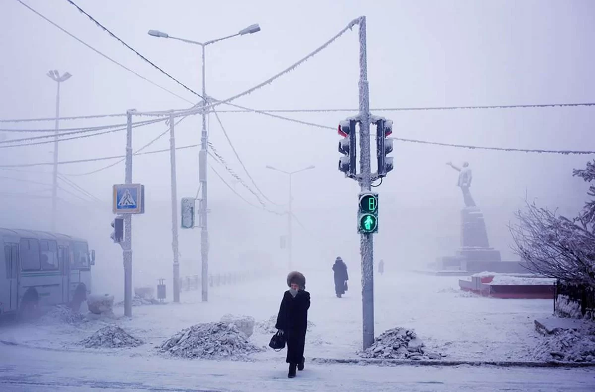 Oymyakon η πιο κρύα πόλη στον κόσμο με χιονισμένους δρόμους
