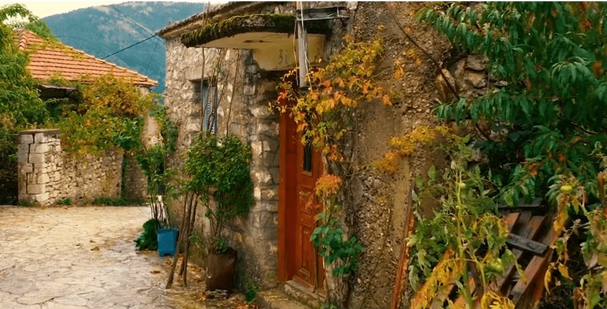 Παλιό Μικρό Χωριό Ευρυτανίας με πέτρινα σπίτια και σοκάκια
