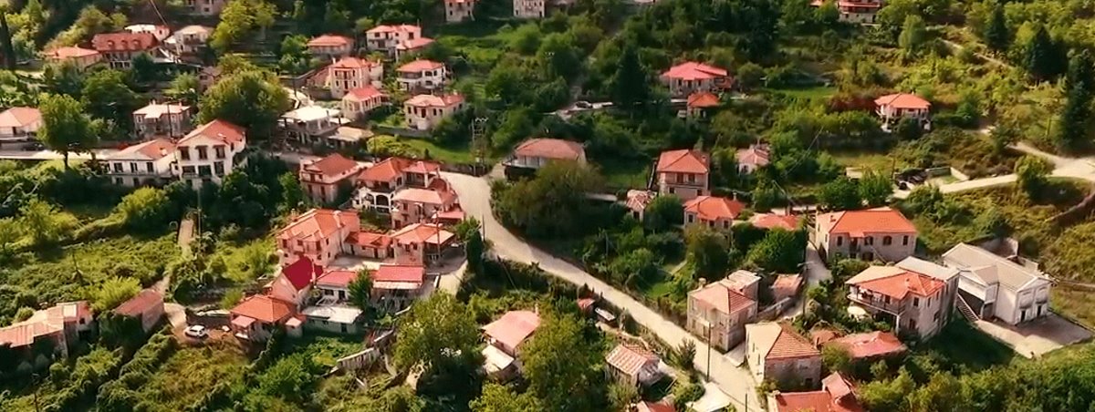 Παλιό Μικρό Χωριό Ευρυτανίας Μέσα σε έλατα και φύση