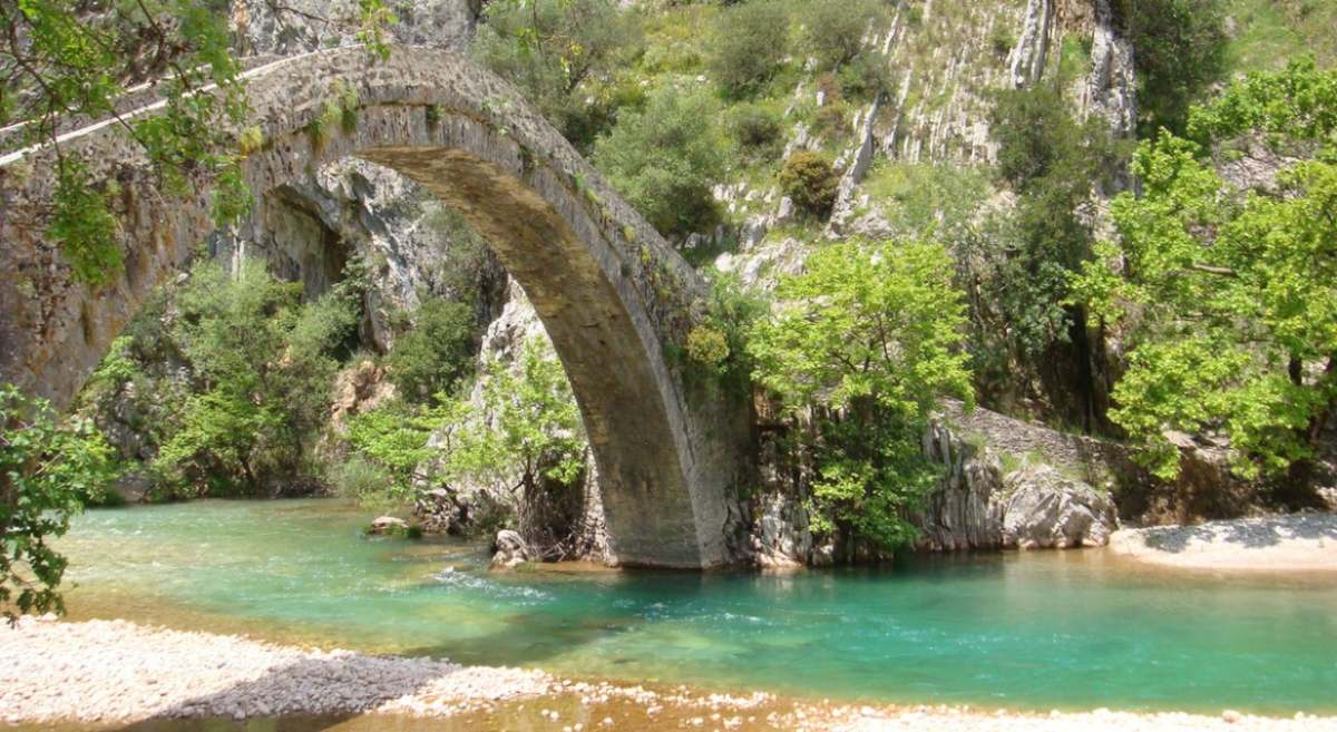 Φαράγγι Πάντα Βρέχει Ευρυτανία τιρκουάζ λίμνες και γεφύρι