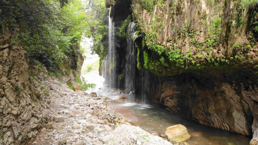 panta-vrexei-kontino-nera Φαράγγι Πάντα Βρέχει Ευρυτανία κοντινό στα νερά