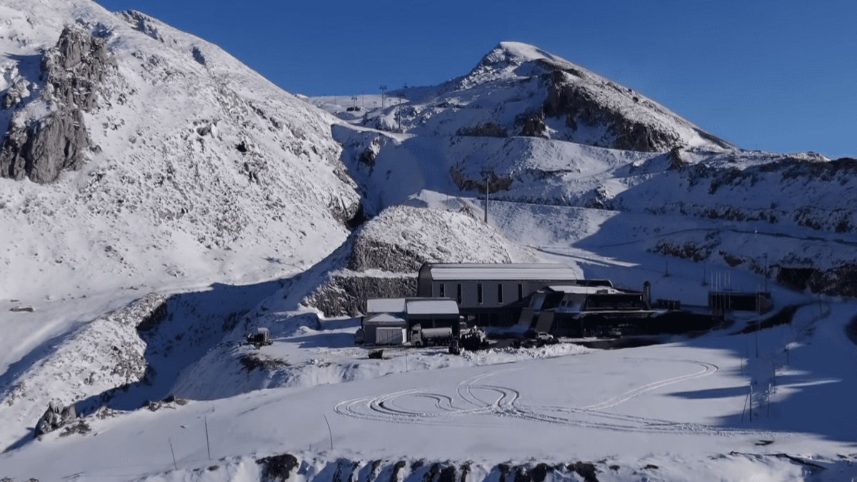 Χιονοδρομικό Κέντρο Παρνασσός χιονισμένο άδειο
