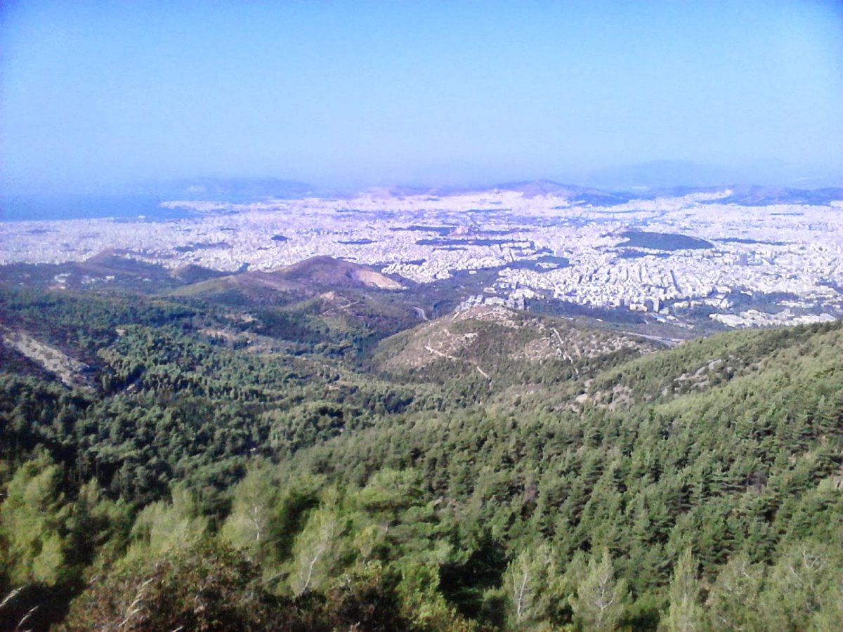 πεζοπορία κοντά στην Αθήνα στο βουνό του Υμηττού