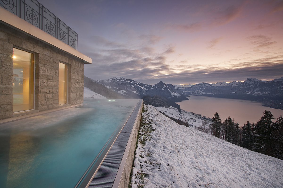 η θέα από την πισίνα στα χιόνια του ξενοδοχείου Villa Honegg
