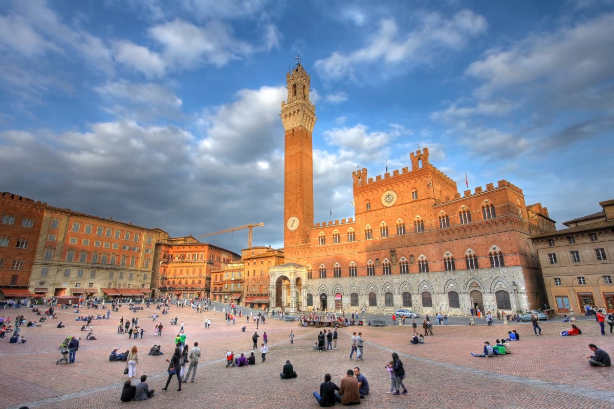 Πλατεία Piazza del Campo Σιένα με κόσμο 