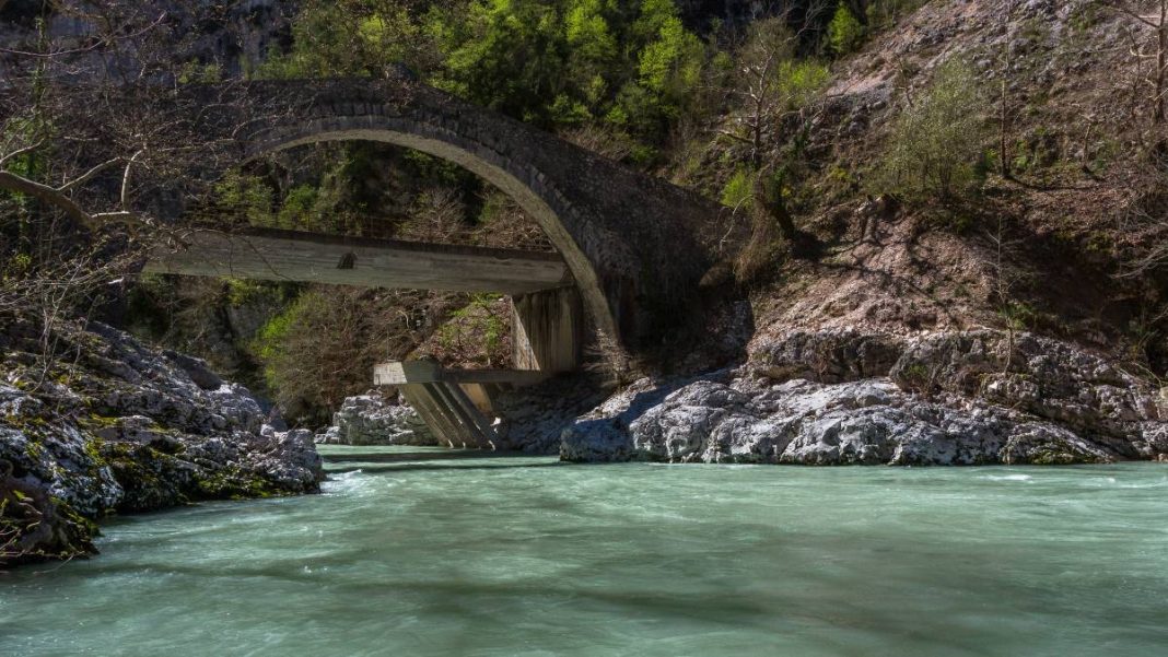 rivers in the mountains in tzoumerka national park, greece (1) Ποτάμι στα Τζουμέρκα